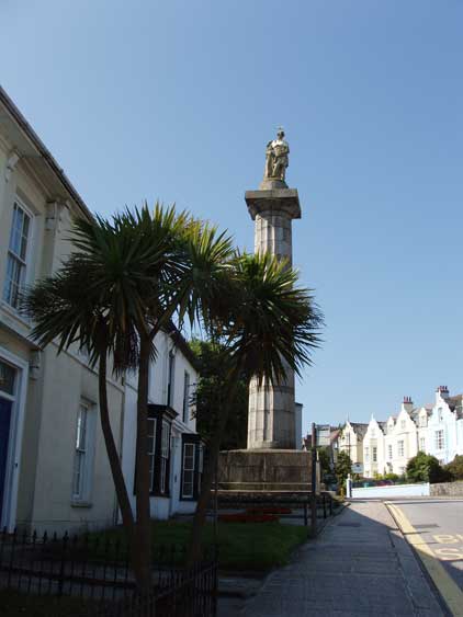 Truro. Very British: Pompöse Denkmäler für längst vergessene viktorianische Krieger. Eher unbritisch: Das Klima, welches Palmen mitten im Cornischen Hauptort gedeihen lässt