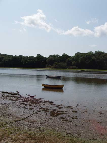 Boote in der Mündung des Flusses Carmon