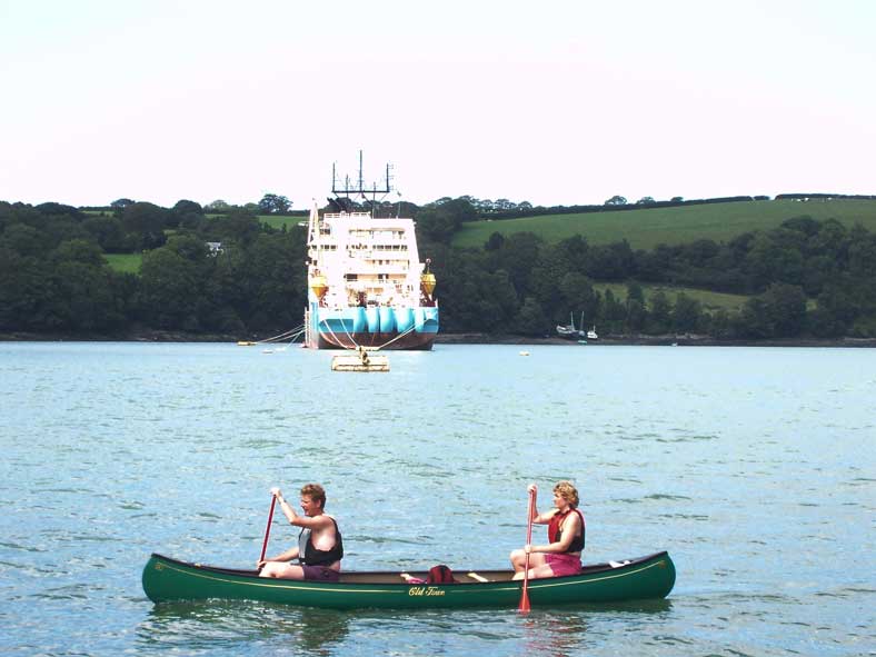 Paddeln im Fal macht Spass, doch muss man aufpassen, nicht von einem Hochseeschiff überfahren zu werden