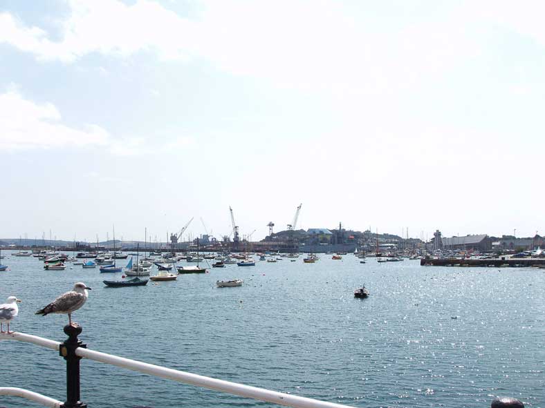 Falmouth Harbour: Auch wenn hier keine grossen Flotten mehr in See stechen und kaum mehr Schiffe gebaut werden, bleibt der günstig gelegene natürliche Hafen geschäftig. Viele Schiffe werden hier überholt und repariert, und die Royal Navy unterhält einen Stützpunkt für Versorgungsschiffe