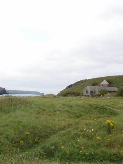 Diese Kapelle ist dagegen noch in Gebrauch: St. Winwalloe in Church Cove, Lizard Penninsula