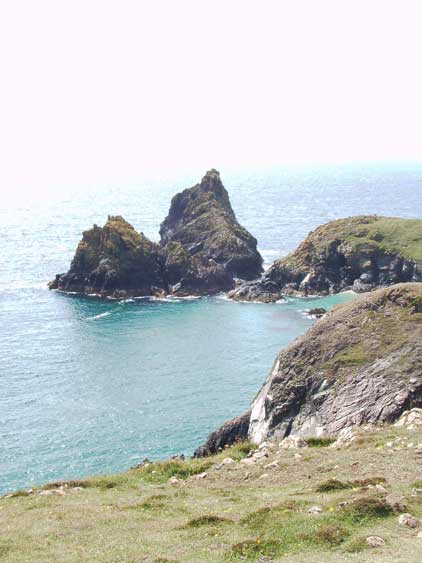 Die Man-O-War-Rocks am Lizard Point , der südlichste Spitze Grossbritanniens. Die bei klarem Wetter pittoresken Felsen können bei Sturm leicht zum Verhängnis werden. Wenige Schritte vom Aufnahmeort birgt eine unscheinbare Wiese das Massengrab für 200 Seeleute eines Schiffes, welches im 18 Jahrhundert an diesen Felsen zerschellte.