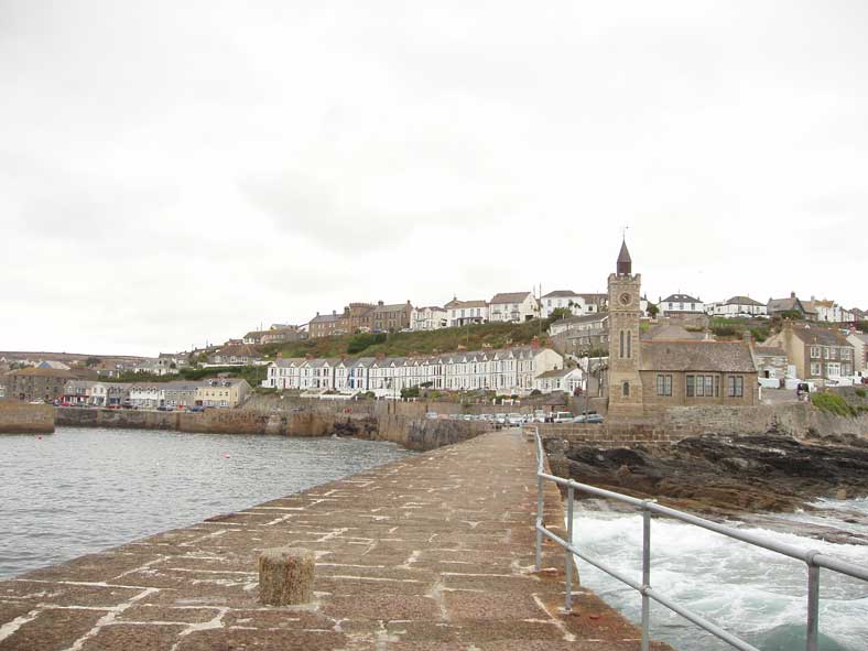 Das Fischerst&auml;dtchen Porthleven ist direkt dem Anstumr des Atlantiks ausgesetzt. Entsprechend massiv sind seine Hafenmauern.