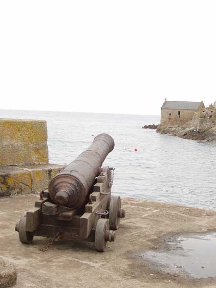 Ein Gesch&uuml;tz der HMS Royal Anne im, die 1721 auf der heimt&uuml;ckischen Sandbank Loe Bar vor Porthleven auf Grund lief