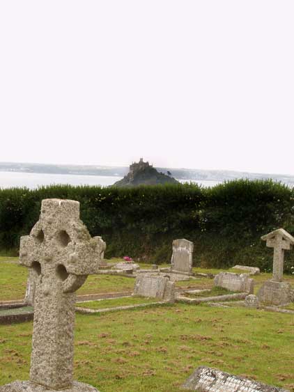 Hinter einem alten Friedhof oberhalb Mazarion taucht zum ersten mal St. Michales Mount auf.