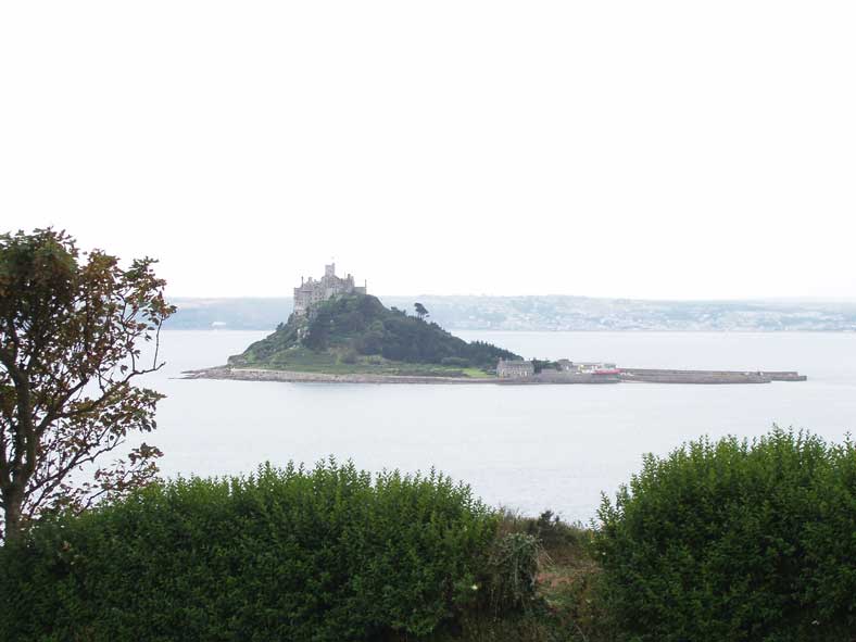 Der Klosterfelsen in ganzer Pracht. Die Namens- und Aussehens&auml;hnlichkeit mit dem normannischen Mont St. Michel ist nicht Zuf&auml;llig, das Kloster auf dem Mount war ihm unterstellt. Henry VIII hob auch dieses Kloster auf und in den B&uuml;rgerkriegswirren des 17. Jahrhunderts setzte sich die Familie St. Aubyn auf dem Felsen fest. Heute geh&ouml;rt er dem National Trust, doch die St. Aubyns haben ein 1000j&auml;hriges Wohnrecht.