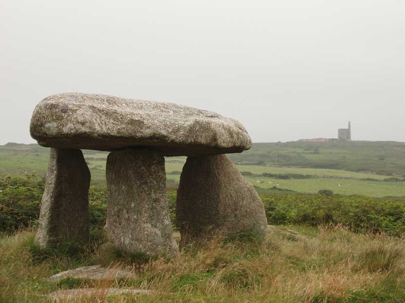 Dazwischen liegen 4'000 Jahre: Das neolithische Kammergrab "Lanyon Quoit" und das viktorianische Maschinenhaus der "Ding Dong Mine". Allerdings stimmt dies nur bedingt - der "Quoit" st&uuml;rzte Anfang des 19. Jahrhunderts in einem Sturm ein und wurde 1824 ganz anders wieder aufgestellt, als er wohl urspr&uuml;nglich aussah