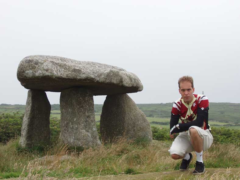 Dieses Bild macht die Gr&ouml;ssenverh&auml;ltnisse deutlich. Gem&auml;ss alten Aufzeichnungen ruhte der Deckstein urspr&uuml;nglich auf vier Steinen und war ca. 1 Meter h&ouml;her als die heutigen ca. 1.5 Meter. 