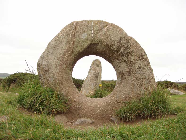 Der "Men An Tol" (Cornisch f&uuml;r "Stein mit Loch"). Sein Alter und seine Bedeutung bleiben bis heute r&auml;tselhaft.
